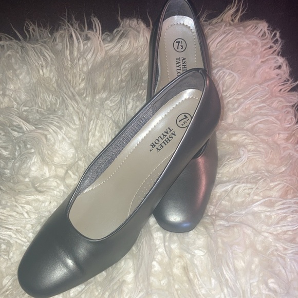 New Women’s Ashley Taylor’s Gray Dress Pumps
7 1/2. - Picture 3 of 10